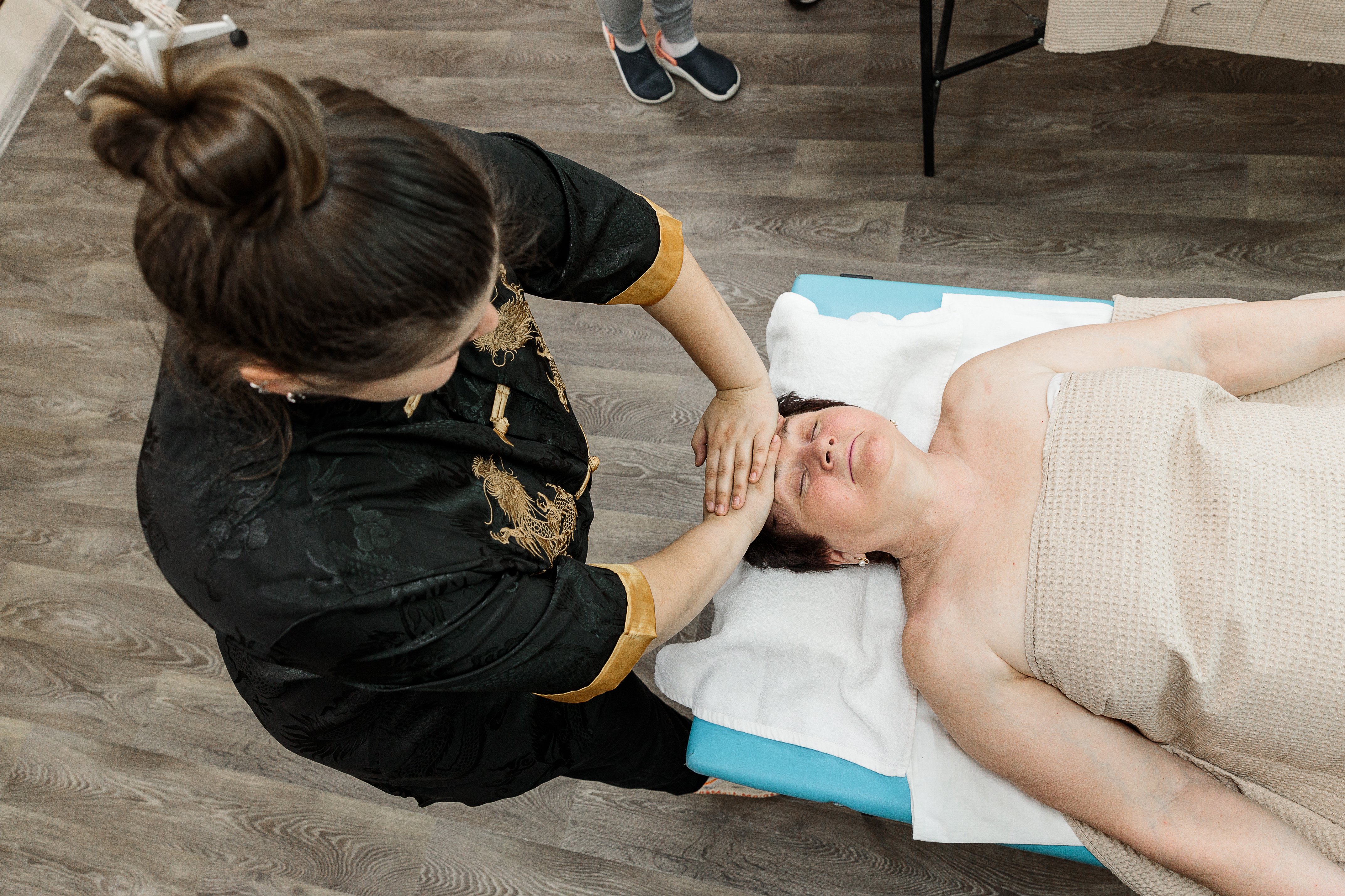 Массаж кисточками освежит лицо